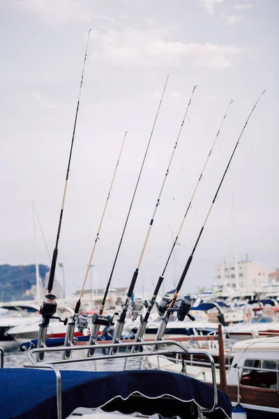 Reihe von Angelruten an Deck des Bootes — Stockfoto