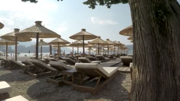 Budva, Montenegro - 16 augustus 2017: unbeds en parasols op het strand in Budva — Stockvideo