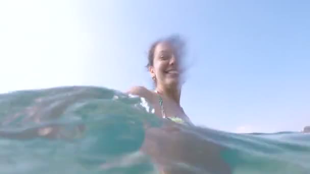 Jeune femme nage dans la mer Adriatique — Video