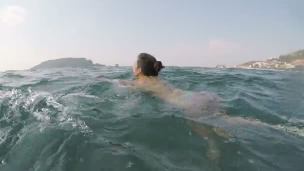 Jonge vrouw is zwemmen in de Adriatische Zee — Stockvideo