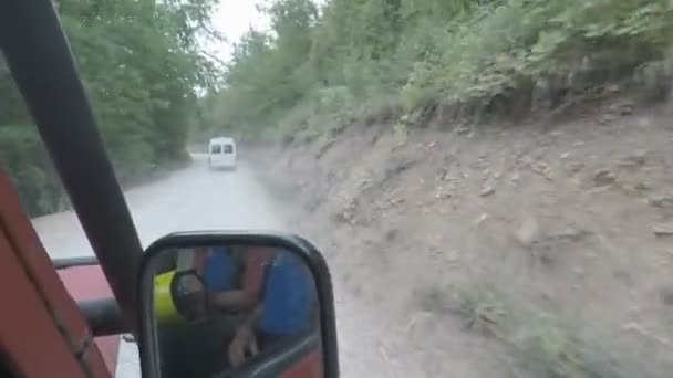 Floden Tara, Montenegro - 20 augusti 2017: bilar med turister ner till floden Tara för forsränning — Stockvideo