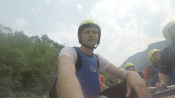 TARA DO RIO, MONTENEGRO - 20 de agosto de 2017: grupo de pessoas durante o rafting no rio Tara — Vídeo de Stock