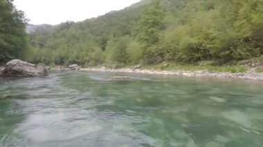 Yaz aylarında, Karadağ Tara nehirde rafting.