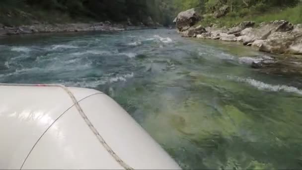 Forsränning på floden Tara på sommaren, Montenegro. — Stockvideo
