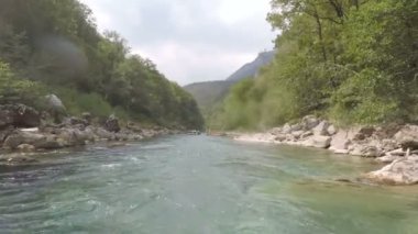 Yaz aylarında, Karadağ Tara nehirde rafting.