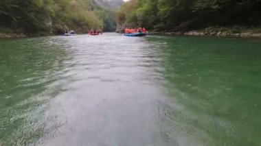 Tara dağ nehirde rafting sırasında yağmur