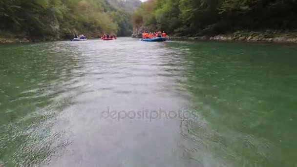 Déšť na horské řece Tara během rafting — Stock video