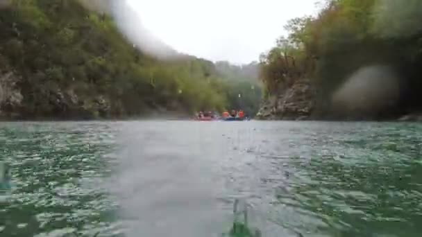 Lluvia en la montaña río Tara durante el rafting — Vídeos de Stock