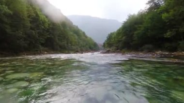 Tara dağ nehirde rafting sırasında yağmur