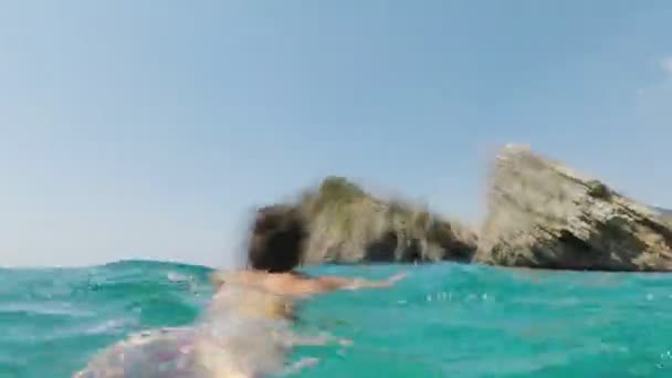 Giovane donna sta nuotando nel mare Adriatico — Video Stock