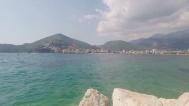 Görünüm Budva kıyıdan Adası, Aziz Nikolaos Adriyatik Denizi