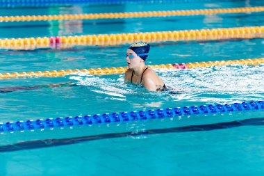 Yüzme yüzme havuzunda Yüzme şapkalı kadın