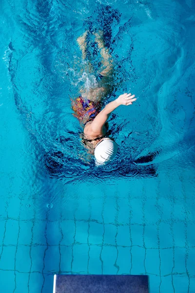 Femme avec chapeau de natation dans la piscine — Photo