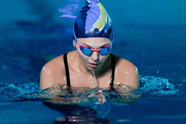 Žena, plavání s kloboukem plavání v bazénu — Stock fotografie
