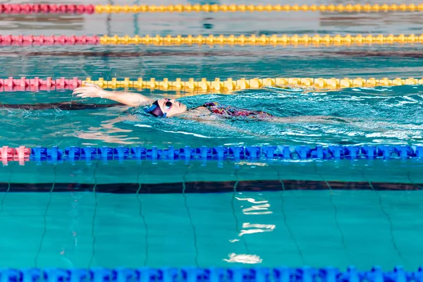 Γυναίκα κολύμπι με φοράτε σκουφάκι στην πισίνα — Φωτογραφία Αρχείου
