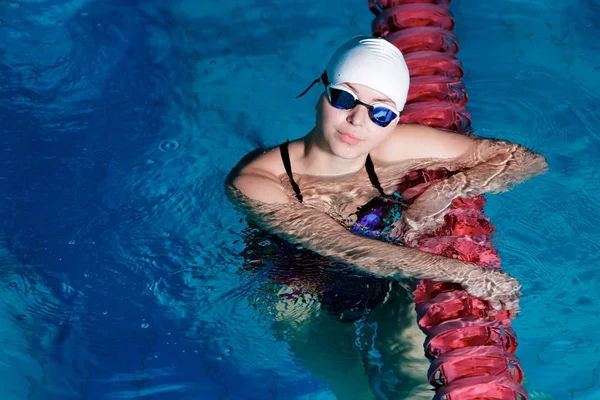 Mulher em chapéu de natação na piscina — Fotografia de Stock