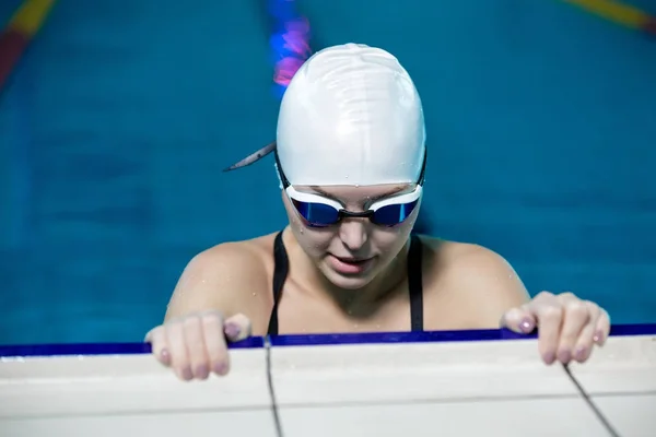 Frau mit Badehut im Schwimmbad — Stockfoto