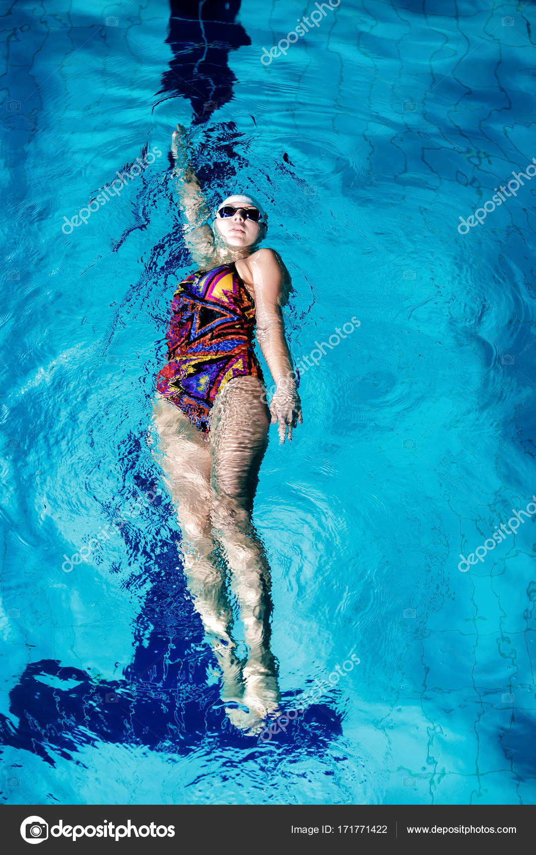 Femme Avec Chapeau De Natation Dans La Piscine Image Libre De Droit Par Erstudio C