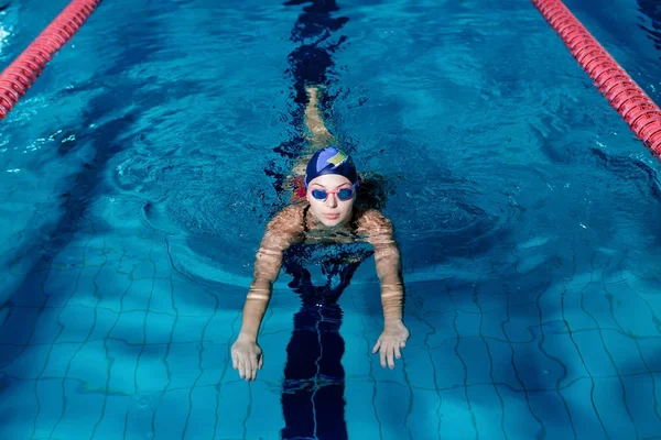 여성 수영장에서 수영 모자 수영 — 스톡 사진