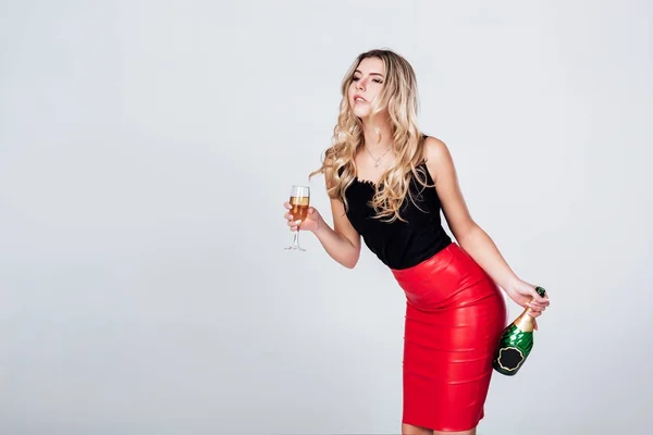 Tartó pohár pezsgőt és üveg női — Stock Fotó