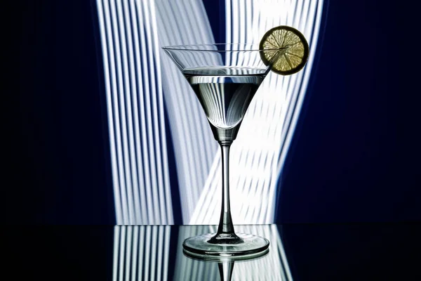 Siluett av glas i nattklubb — Stockfoto