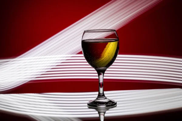 Glas champagne på röd bakgrund. — Stockfoto