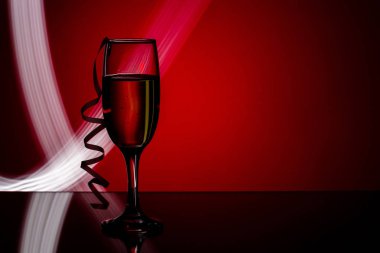 Şampanya kırmızı zemin üzerine.