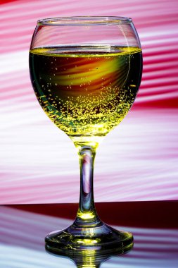 Şampanya kırmızı zemin üzerine.