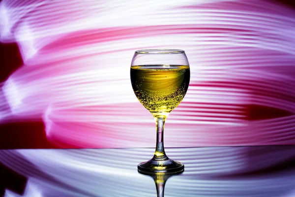 Bicchiere di champagne su sfondo rosso . — Foto Stock