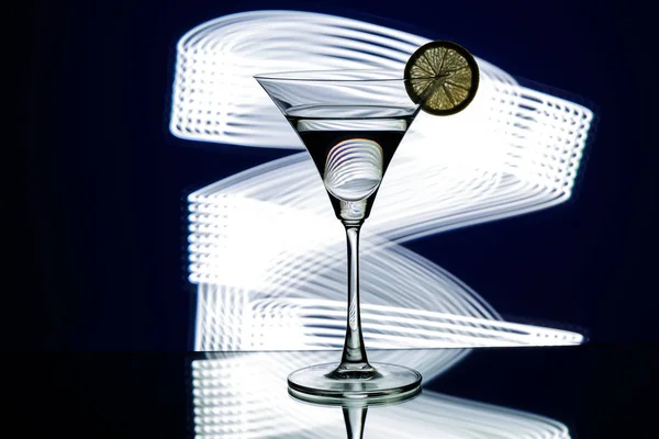 Siluett av glas i nattklubb — Stockfoto
