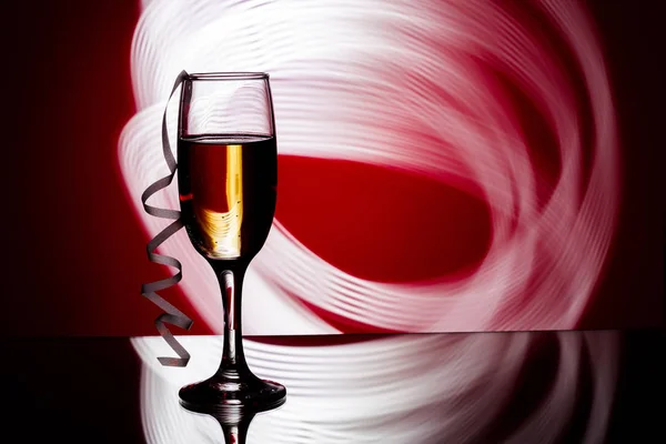 Bicchiere di champagne su sfondo rosso . — Foto Stock