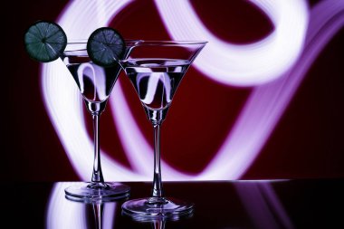 gece kulübünde gözlük silüeti