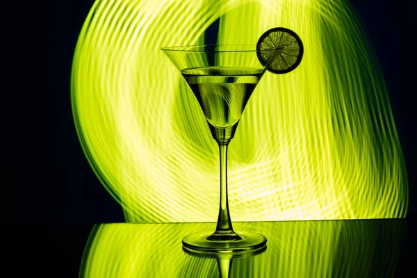 Sylwetka szkło w nocnym klubie — Zdjęcie stockowe