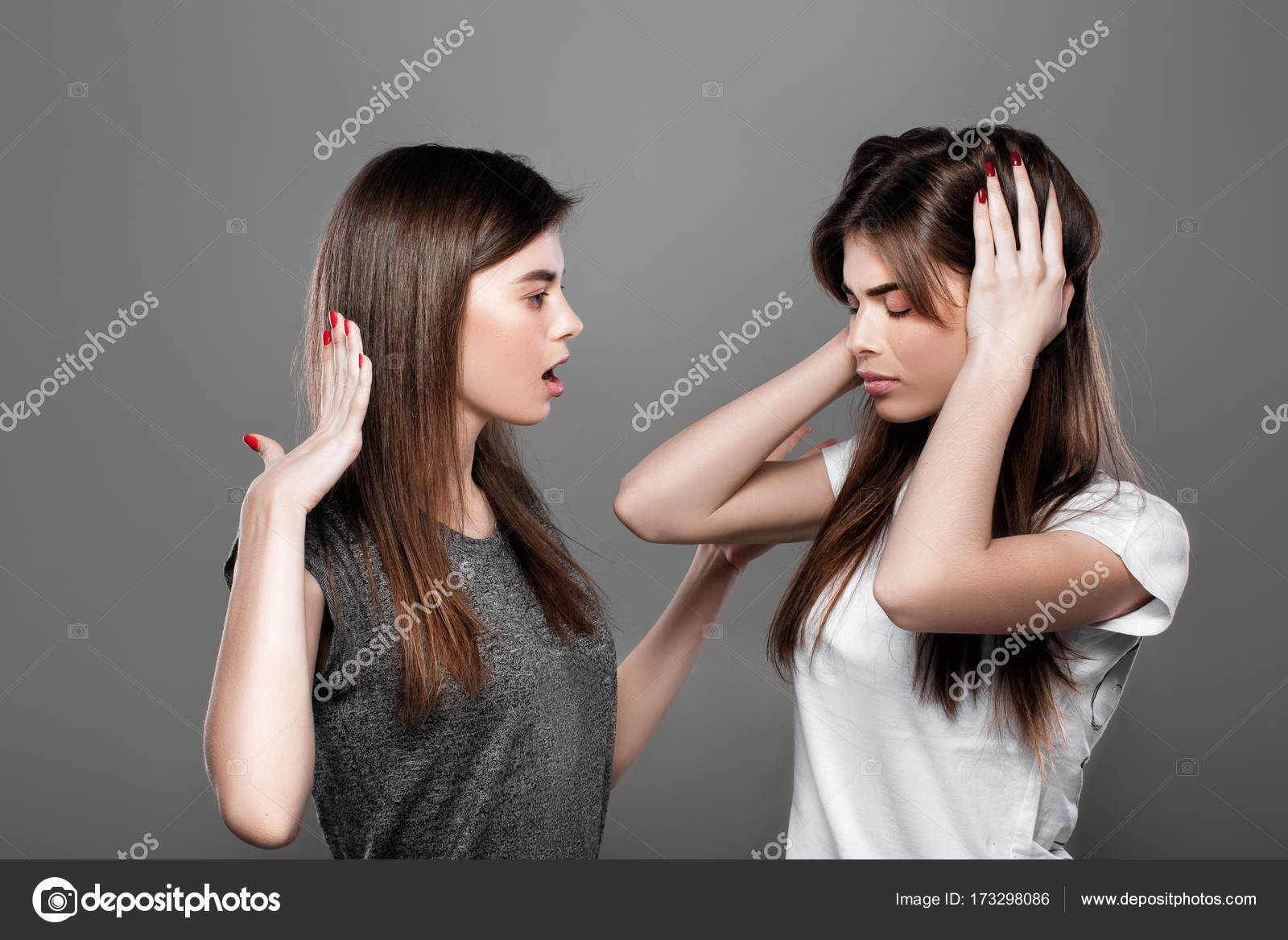 Конфликт девушек. Конфликт девушек. Две девушки ссорятся. Конфликт девушек. Ссора двух подруг.