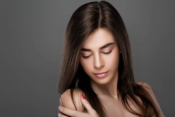 Mulher com pele perfeita e maquiagem natural — Fotografia de Stock