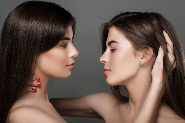 İkizler kadınlarla mükemmel cilt ve doğal makyaj — Stok fotoğraf