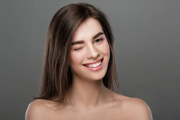 Mujer con piel perfecta y maquillaje natural — Foto de Stock