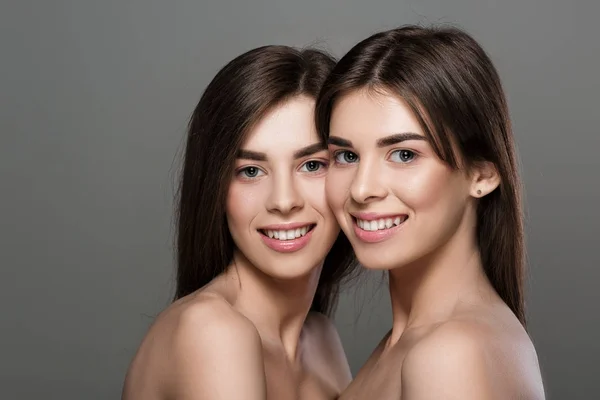 Двойняшки с идеальной кожей и натуральным макияжем — стоковое фото