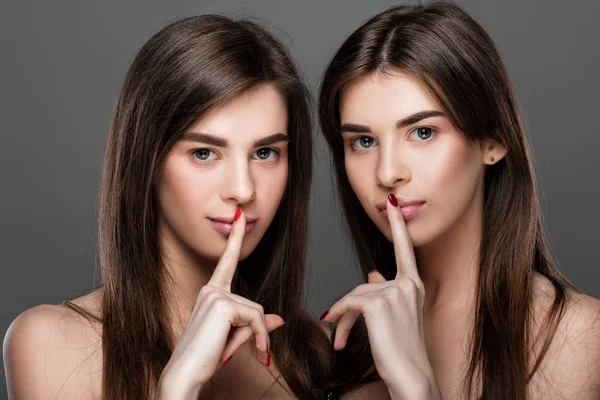 Twins vrouwen met perfecte huid en natuurlijke make-up — Stockfoto