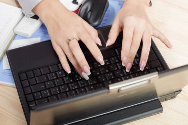 kadın el dizüstü bilgisayarlar klavyede yazarak.