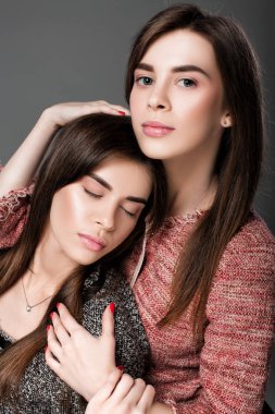 doğal makyaj kadınlarla İkizler