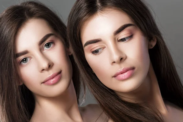 Gemelas mujeres con la piel perfecta y maquillaje natural —  Fotos de Stock