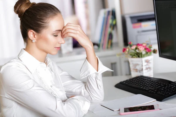 Mujer cansada gerente en la oficina —  Fotos de Stock