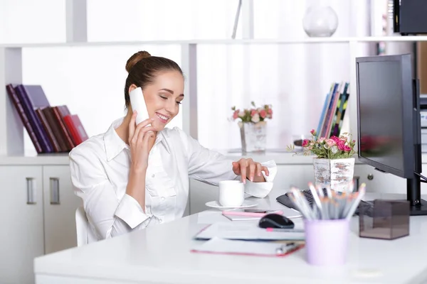 Affärskvinna pratar i telefon — Stockfoto