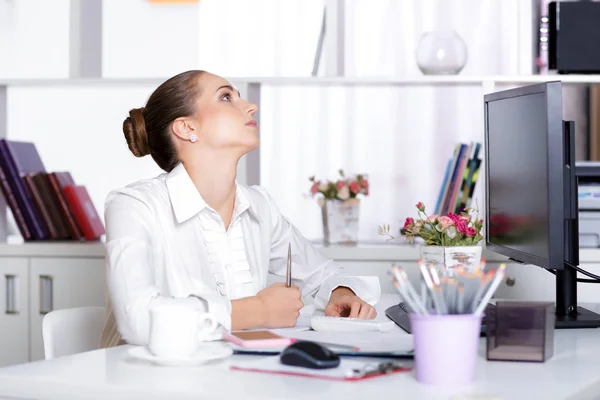 Trött kvinna manager på kontoret — Stockfoto