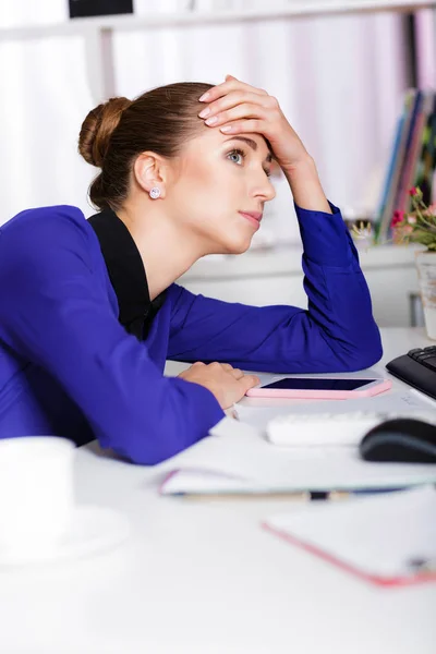 Moe vrouw manager op kantoor Stockfoto