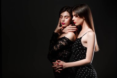 siyah elbiseli iki kadın. İkizler