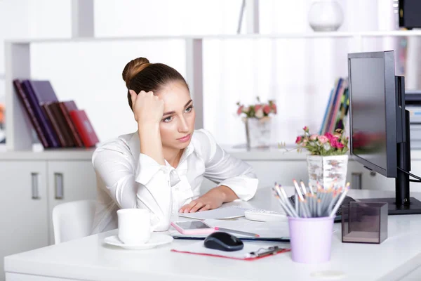 Müde Managerin im Büro — Stockfoto