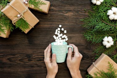 kadın el çikolata hatmi ile tutarak