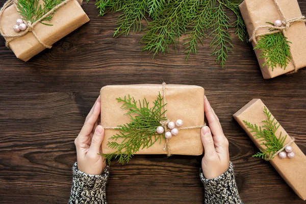 Vrouwelijke handen houden kerstcadeau — Stockfoto